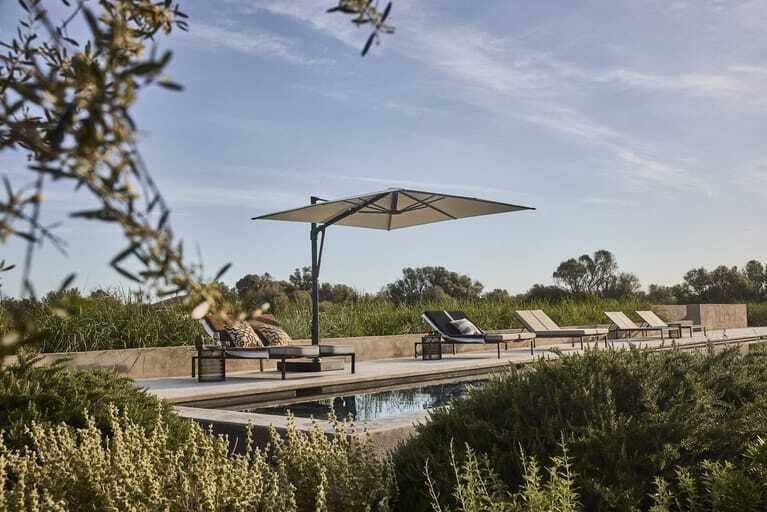 Der neue Seitenmastschirm Vita Sfera besticht laut Glatz durch seine wunderbar leichte, schwebende Optik