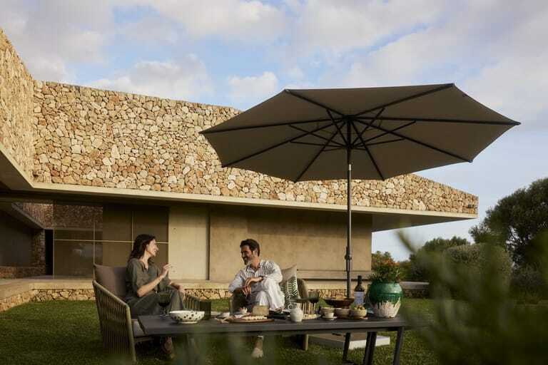 Der neue Mittelstockschirm Vita Torna soll die Leichtigkeit des Sommers durch seinen fast schwebenden, schwerelosen Look &uuml;bertragen.