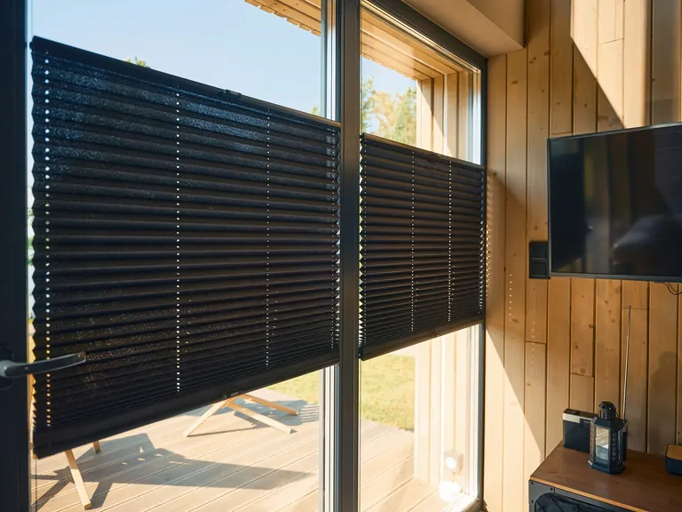 Die Arretierung der Evie Plissees ist in jeder beliebigen Stellung möglich. Die neue Profiltechnik sorgt für eine besonders exakte Stoffführung.