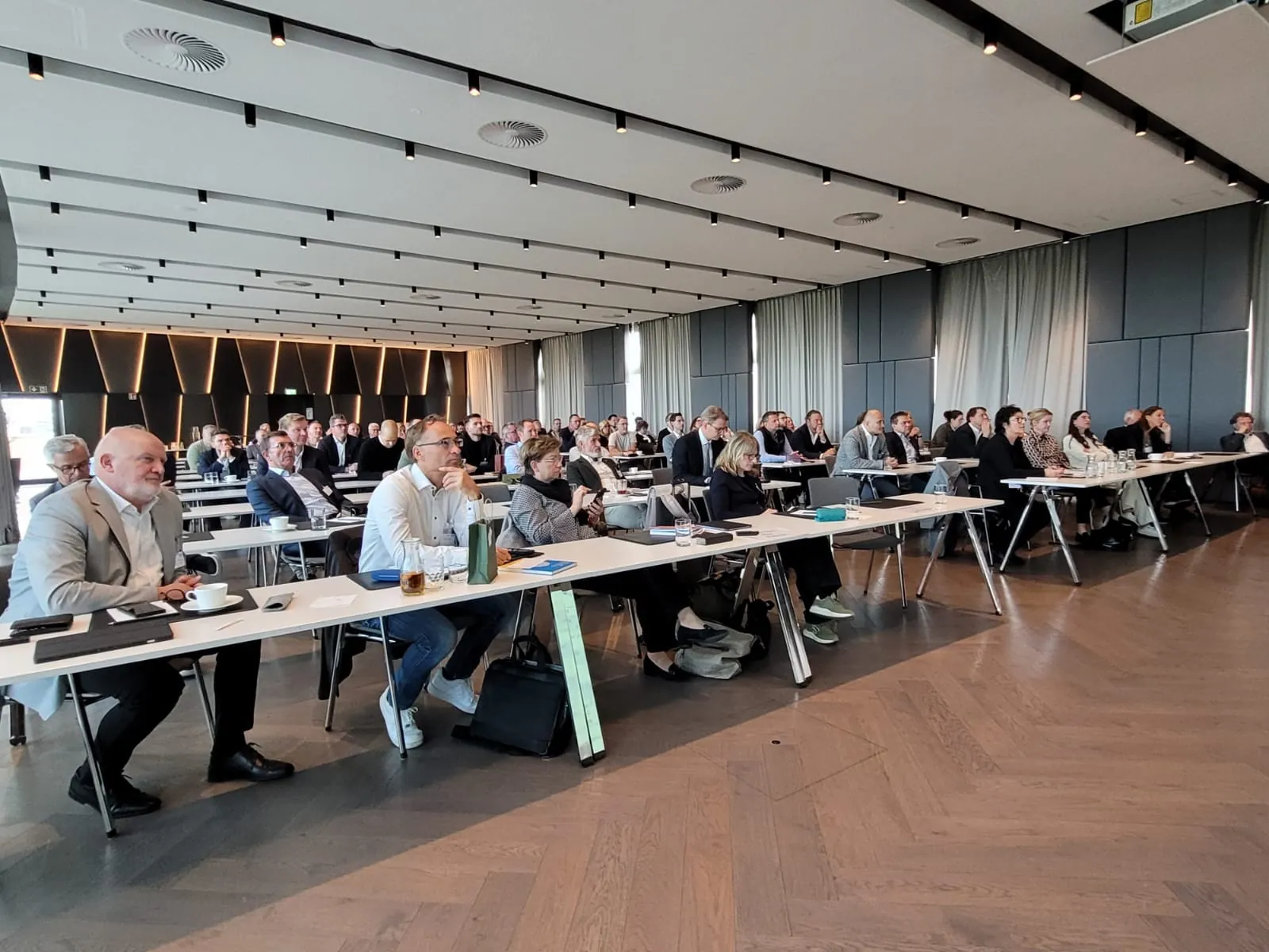 Knapp 100 Teilnehmende lauschen den Vorträgen rund um aktuelle Themen und Entwicklungen der Branche.