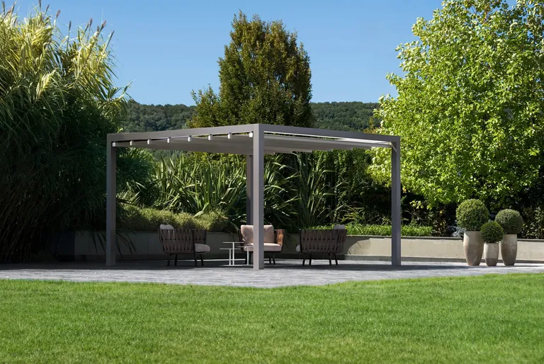 Neben der Frontanschluss-Version ist die Pergola Lani auch als freistehendes Inselmodell verf&uuml;gbar.