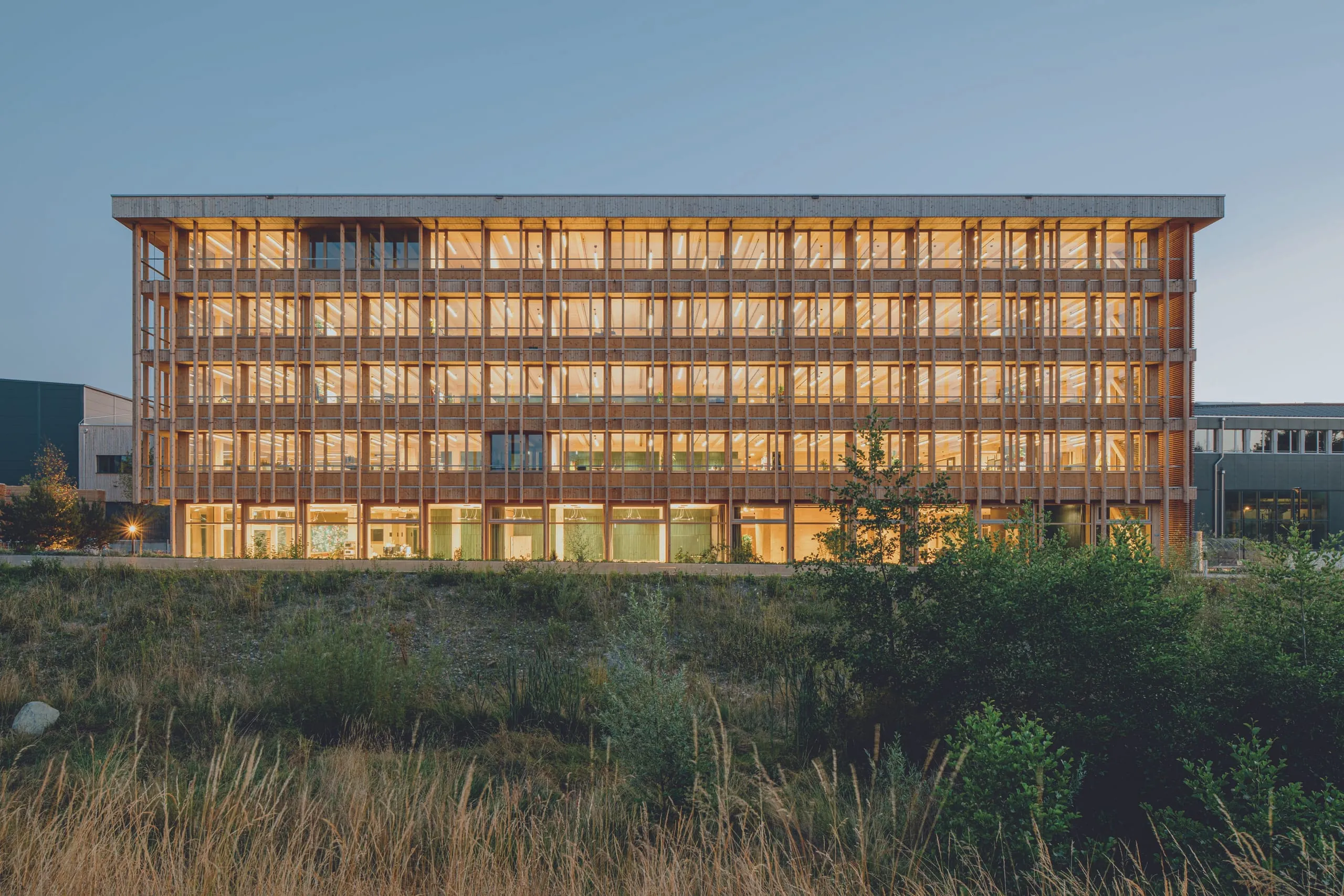 Designstarke Beschattung für nachhaltigen Holzbau