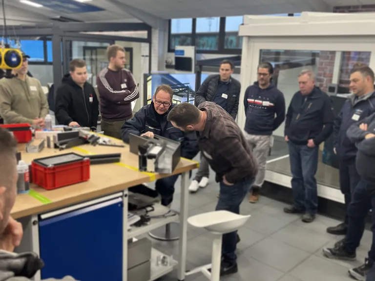 Learning by Doing: Nach der Theorie folgt die Praxis und die Teilnehmenden legen selbst Hand an, um das frisch erworbene Wissen sogleich anzuwenden.