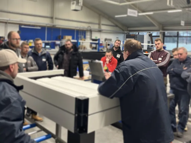 Lernen am Modell: Im theoretischen Teil erl&auml;utern Mitarbeitende von TS Aluminium zun&auml;chst die jeweiligen thematischen Grundlagen.