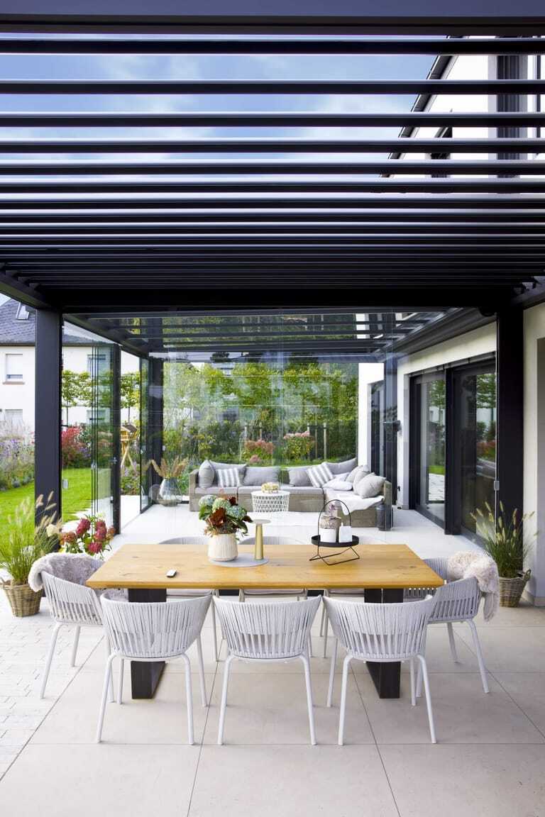 Die bis 135 Grad drehbaren Lamellen regulieren Licht, Schatten und nat&uuml;rliche Bel&uuml;ftung &ndash; bequem per App oder Fernbedienung.