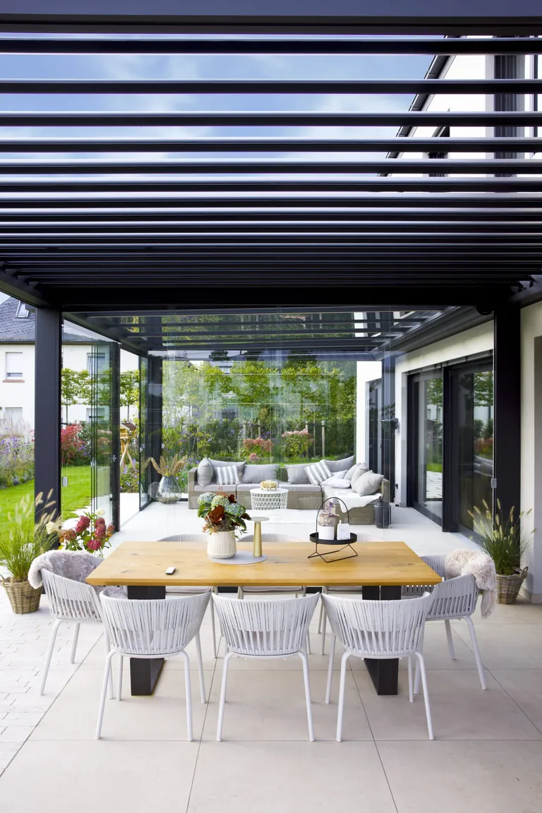 Die bis 135 Grad drehbaren Lamellen regulieren Licht, Schatten und nat&uuml;rliche Bel&uuml;ftung &ndash; bequem per App oder Fernbedienung.