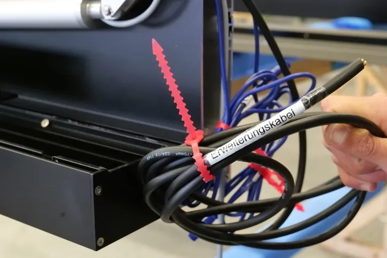 TS Aluminium gestaltet seine vorgefertigten Bauteile so montagefreundlich wie m&ouml;glich &ndash; inklusive leicht erreichbarer Anschl&uuml;sse und Abdeckungen.