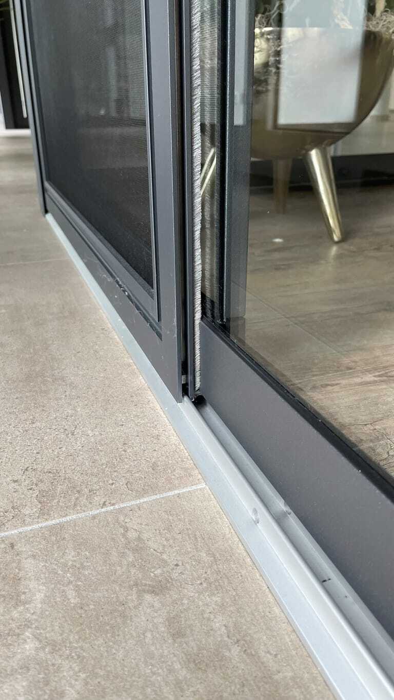 Fliegengitter-Schiebet&uuml;r auf einer dreil&auml;ufigen F&uuml;hrungsschiene.