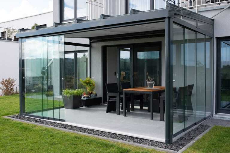 Bei der Insektenschutz-Variante ersetzt in dieser Ausf&uuml;hrung der Serie 16 das Fliegengitter den f&uuml;nften Fl&uuml;gel, wodurch sich die Anzahl der Glaselemente auf vier reduziert.