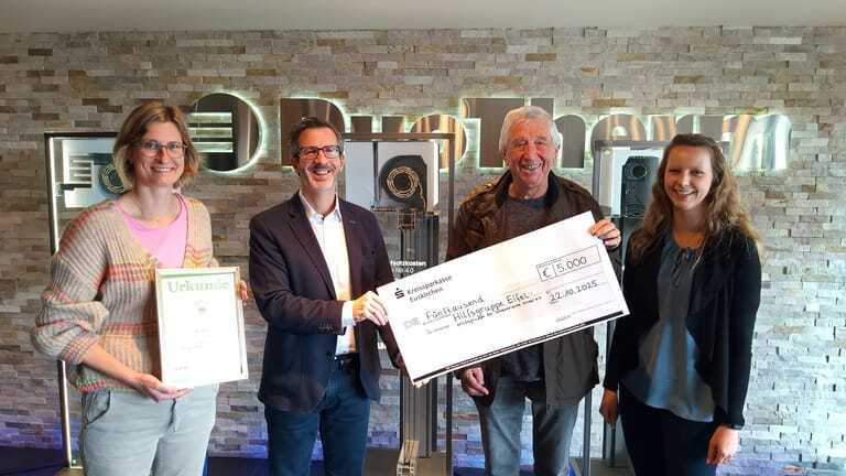 Pers&ouml;nliche Spenden&uuml;bergabe vor Ort bei Duotherm in Zingsheim (v.l.n.r.): Nina de Hoogd (Marketing Duotherm), Duotherm-Gesch&auml;ftsf&uuml;hrer David Faust, Willi Greuel (Vorsitzender Hilfsgruppe Eifel) und Andrea Rau (Marketing Duotherm).