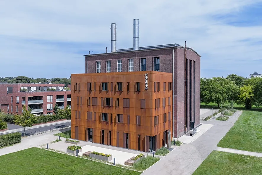 Faltschiebeläden sorgen für lebendiges Fassadenspiel