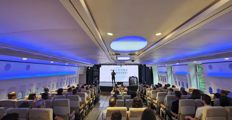 2025 fand der Profi-Partner-Tag von Becker in "The Aircraft" in Dreieich statt, einer Eventhalle im Stil eines Flugzeugs.