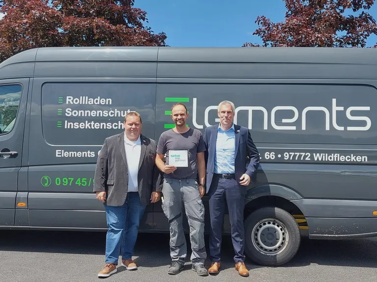 Christoph Popeskul (Mitte) erh&auml;lt von Selve zwecks gemeinsamem Markenausbau Unterst&uuml;tzung. J&ouml;rn Wilberg (Selve-Verkaufsleiter, re.) und Sascha Bittkau (Selve-Vertrieb) &uuml;bergaben jetzt in Wildflecken das "Top Partner"-Schild.