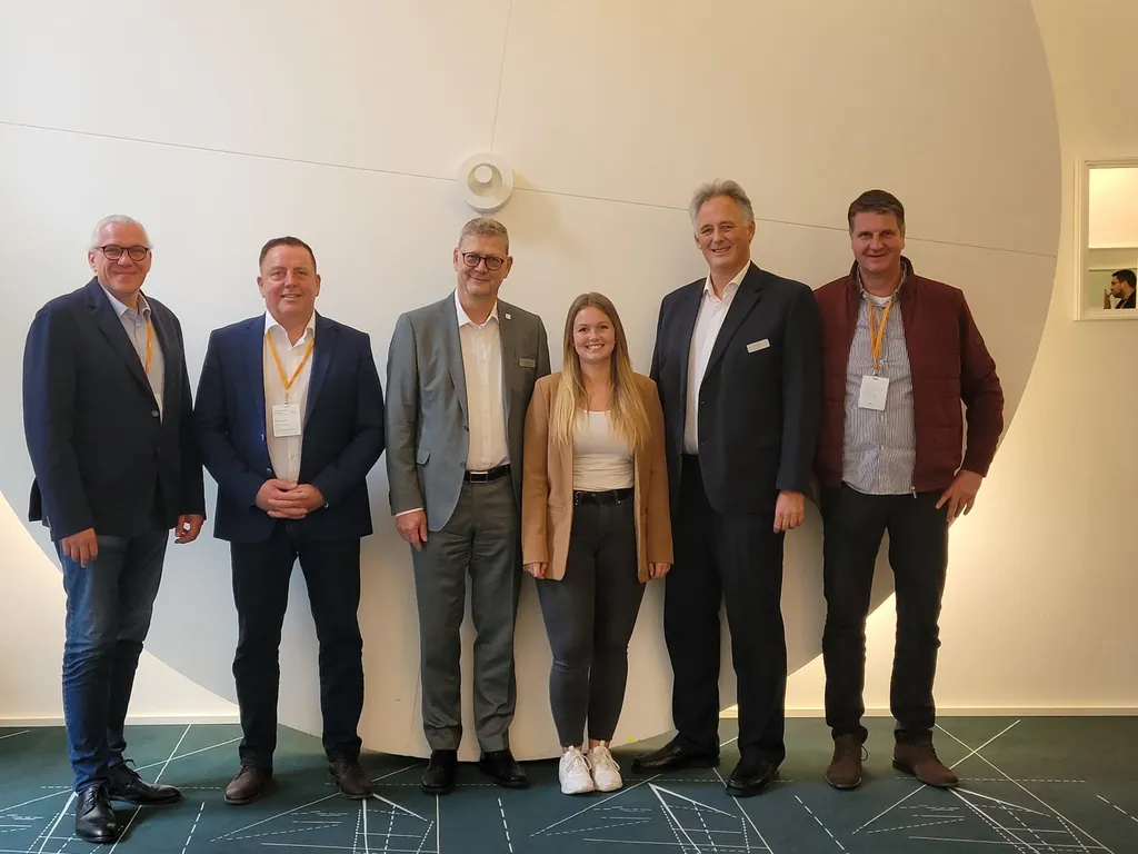 V.l.n.r.: Oliver Keimburg (Sonnenschutz + Tortechnik), N.N., Matthias Klenner (neuer BVRS-Pr&auml;sident), Celine Poppe (Bundessiegerin PLW 2023), Ingo Pl&uuml;ck (Hauptgesch&auml;ftsf&uuml;her BVRS) und Andreas Beyer, (R+S-Fachbetrieb in Bremen).