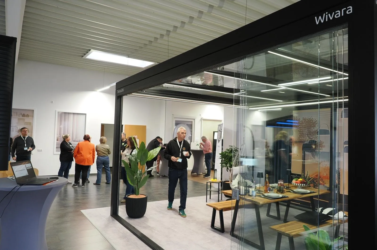 Das flache kubische Terrassendach Teracubic kombiniert mit der Unterglasmarkise Wivara.