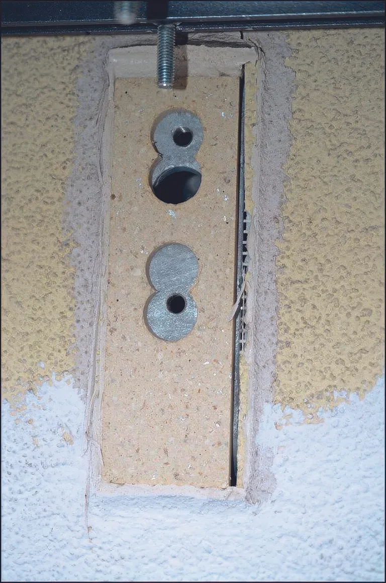 Die Unterkonstruktion für die Befestigungskonsolen: ein Stahl-Rechteck, verkleidet mit einer Holzwerkstoffplatte.