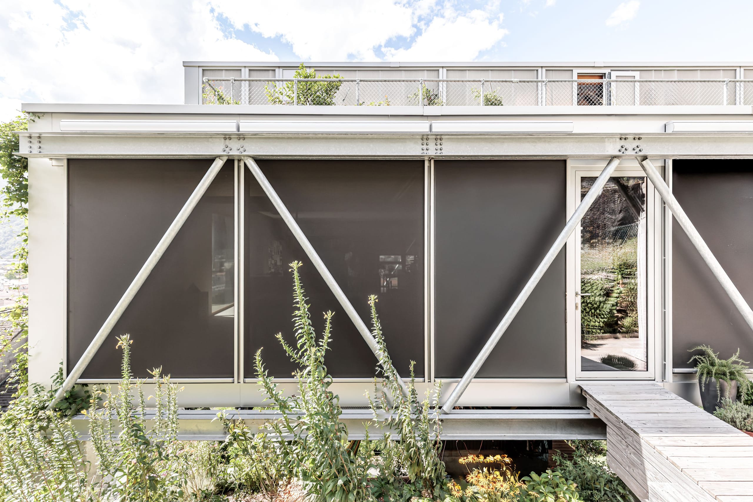 Nachhaltigkeit spielte beim 2024 fertiggestellten Projekt eine zentrale Rolle. Die Sonne dient als einzige externe Energiequelle: 300 in das Dach integrierte Solarmodule mit einer Gesamtfläche von 490 Quadratmeter erzeugen jährlich rund 75.000 kWh Strom. Damit versorgen sie sämtliche Wohneinheiten, die nicht ans öffentliche Netz angeschlossen sind. Überschüssige Energie wird gespeichert und teilweise zur Produktion von Erdgas als langfristige Reserve genutzt. Eine vollumfängliche Smart-Home-Automatisierung optimiert den Eigenverbrauch zusätzlich. Der Betrieb erfolgt somit komplett emissionsfrei und auf 100 Prozent ökologischer Basis.