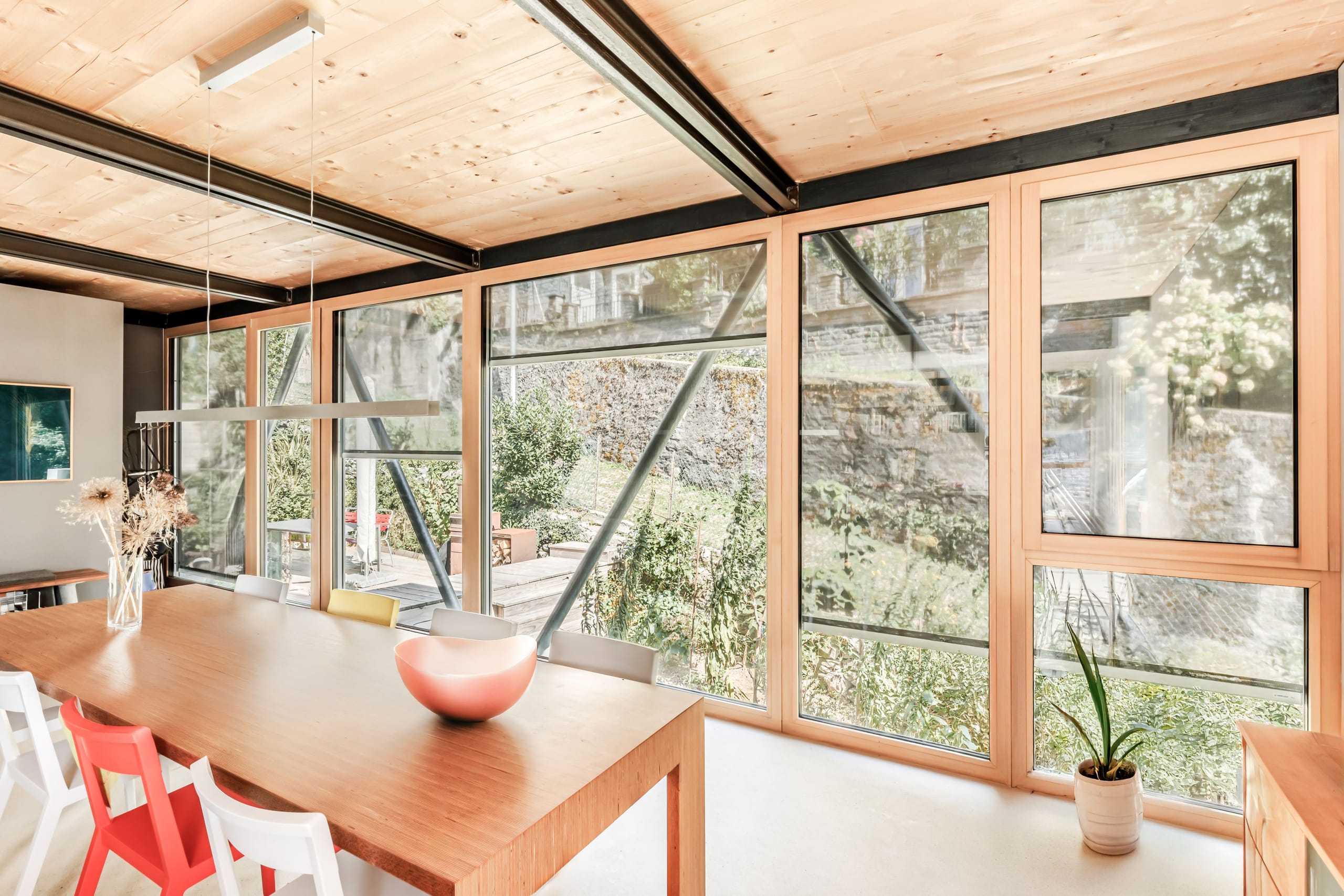 Die kubische Bauweise und großzügige Verglasung sorgen für viel Tageslicht und eine gute Aussicht.