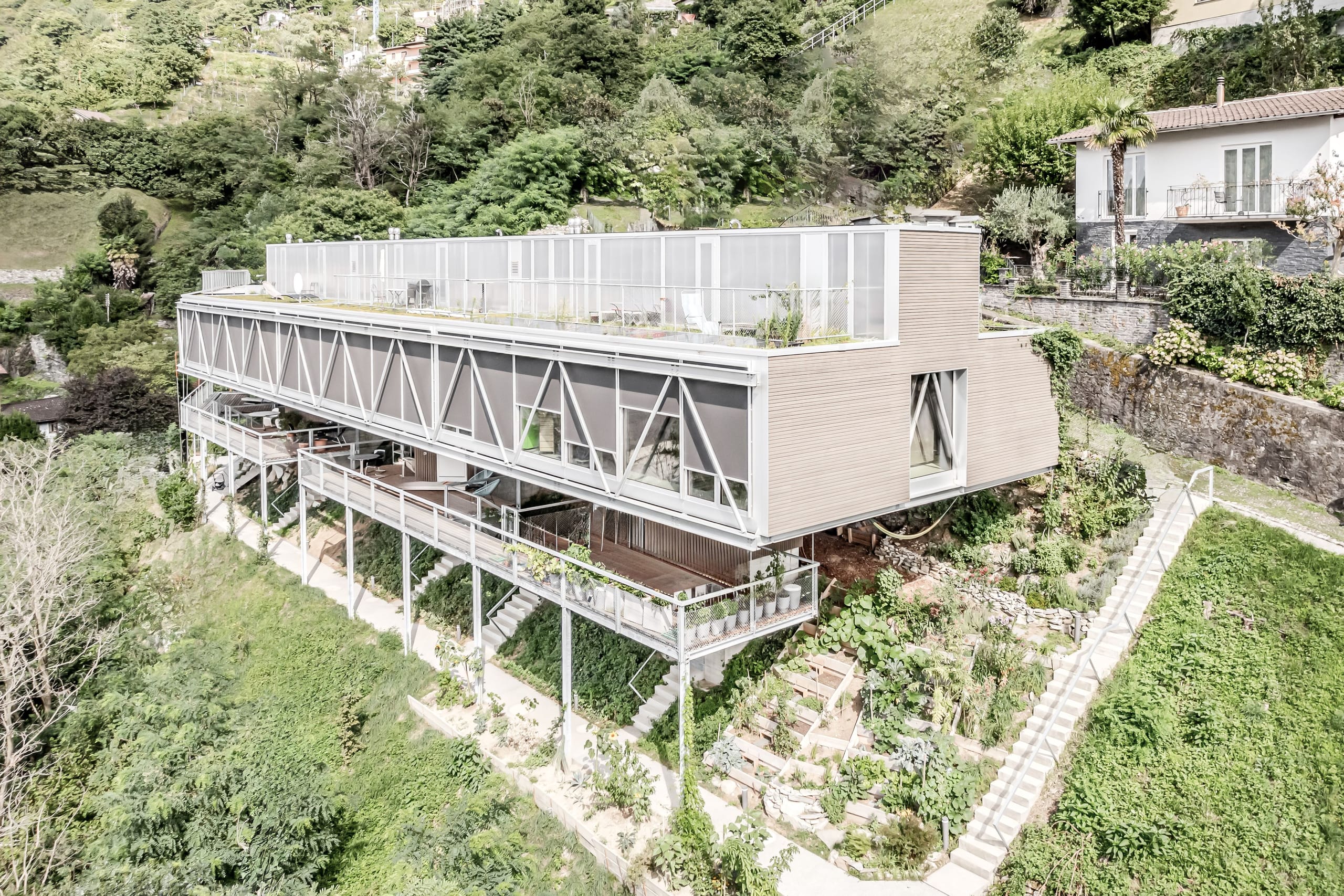 Auf einem Hügel oberhalb der Stadt Bellinzona entstand mit D-Vision ein modernes, energieautarkes Wohnprojekt, das durch seine Architektur und Nachhaltigkeit auffällt: Die exklusiven Wohnungen ruhen auf Stahlbetonpfeilern und beeindrucken mit ihren skulpturalen Volumen sowie 283 Quadratmeter großen Glasflächen. Dank unter anderem großflächiger Photovoltaikmodule erreicht das Gebäude einen emissionsfreien Betrieb. Für zusätzlichen Komfort und Energieeffizienz sorgen automatisierte Griesser Solozip-Fassadenmarkisen.