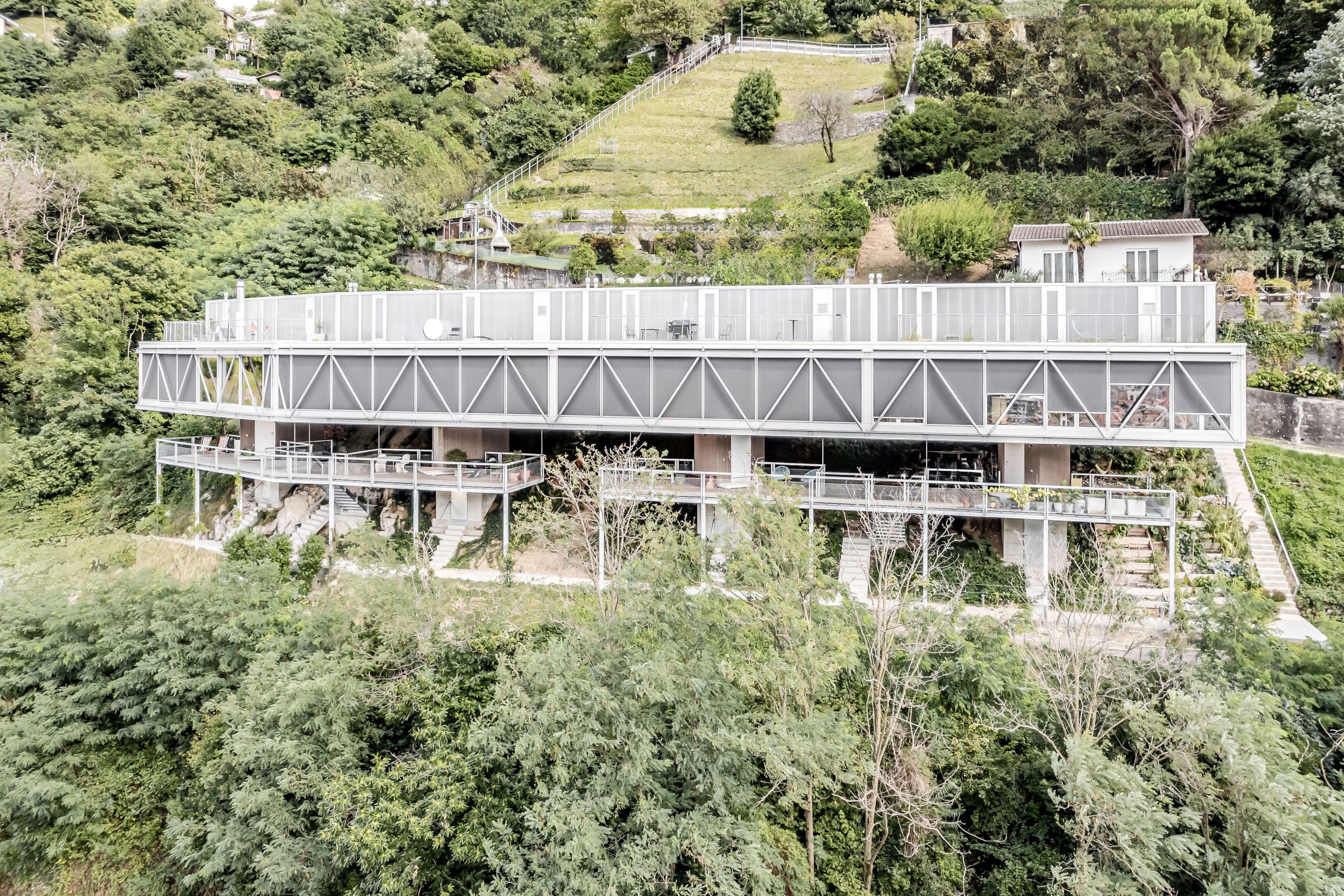 Jede der vier Wohneinheiten des D-Vision ruht auf einem einzigen zentralen Stahlbetonfeiler, der sämtliche vertikalen Verbindungen des Gebäudes aufnimmt. Die Pfeiler sind an der Spitze durch einen umgekehrten Balken verbunden. Diese Konstruktion in Kombination mit der skulpturalen Formensprache lasse die exklusiven Wohnungen harmonisch mit der Landschaft verschmelzen.