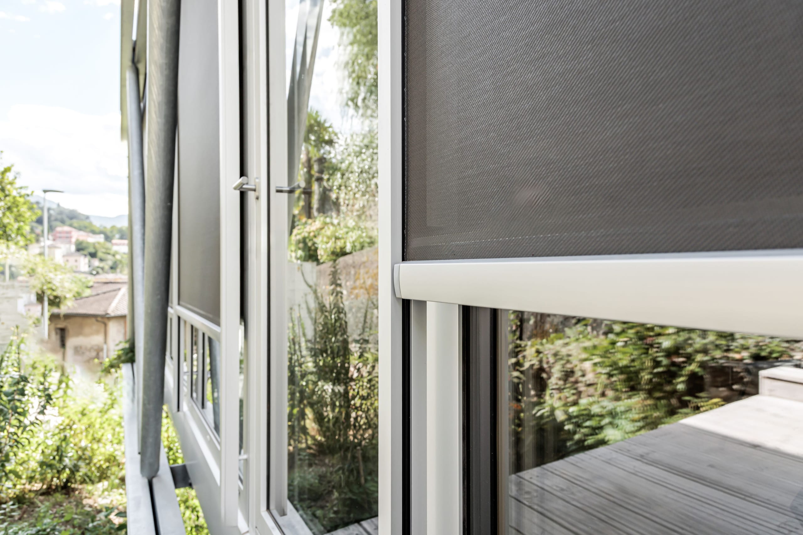 Um sommerlicher Überhitzung vorzubeugen und gleichzeitig das Tageslicht optimal zu nutzen, wurden die dezenten Fassadenmarkisen Solozip von Griesser in das Wohnprojekt integriert.