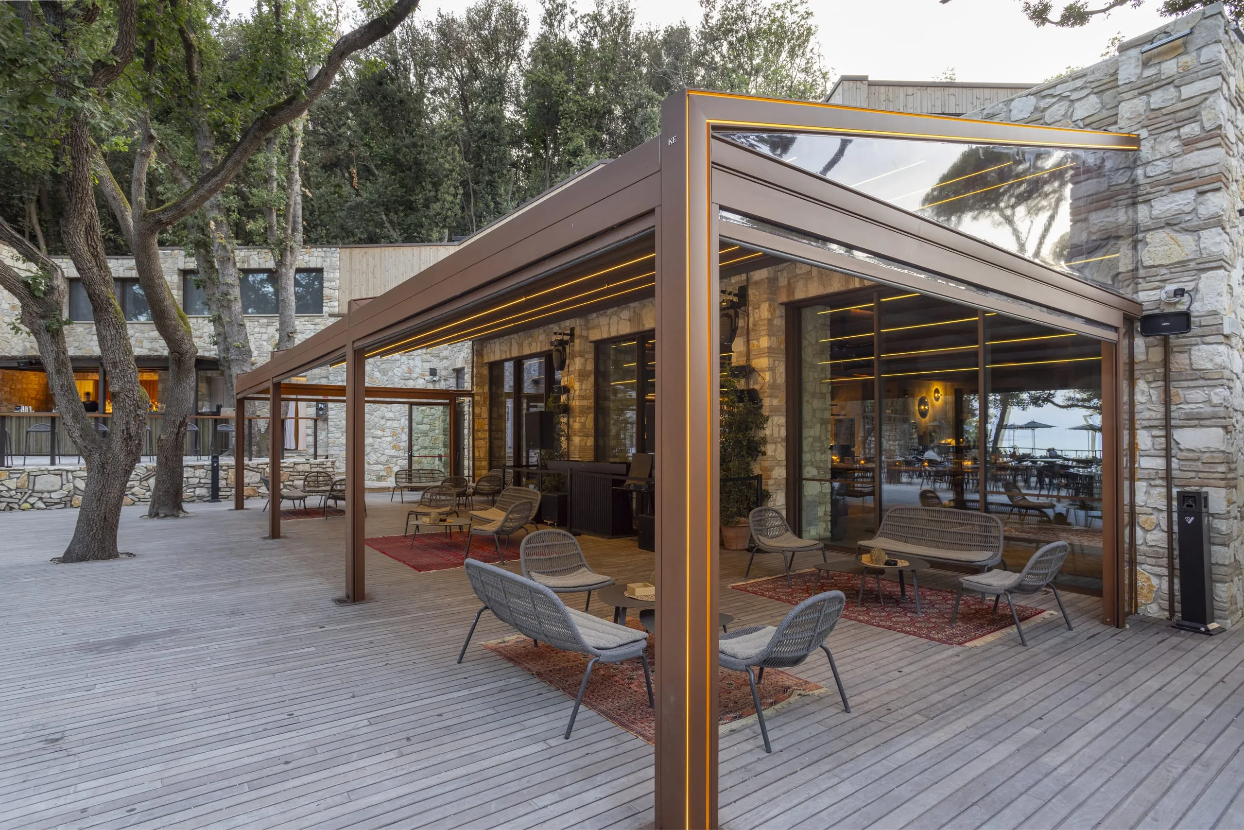 Hotel an der Adriaküste mit Pergolen von KE