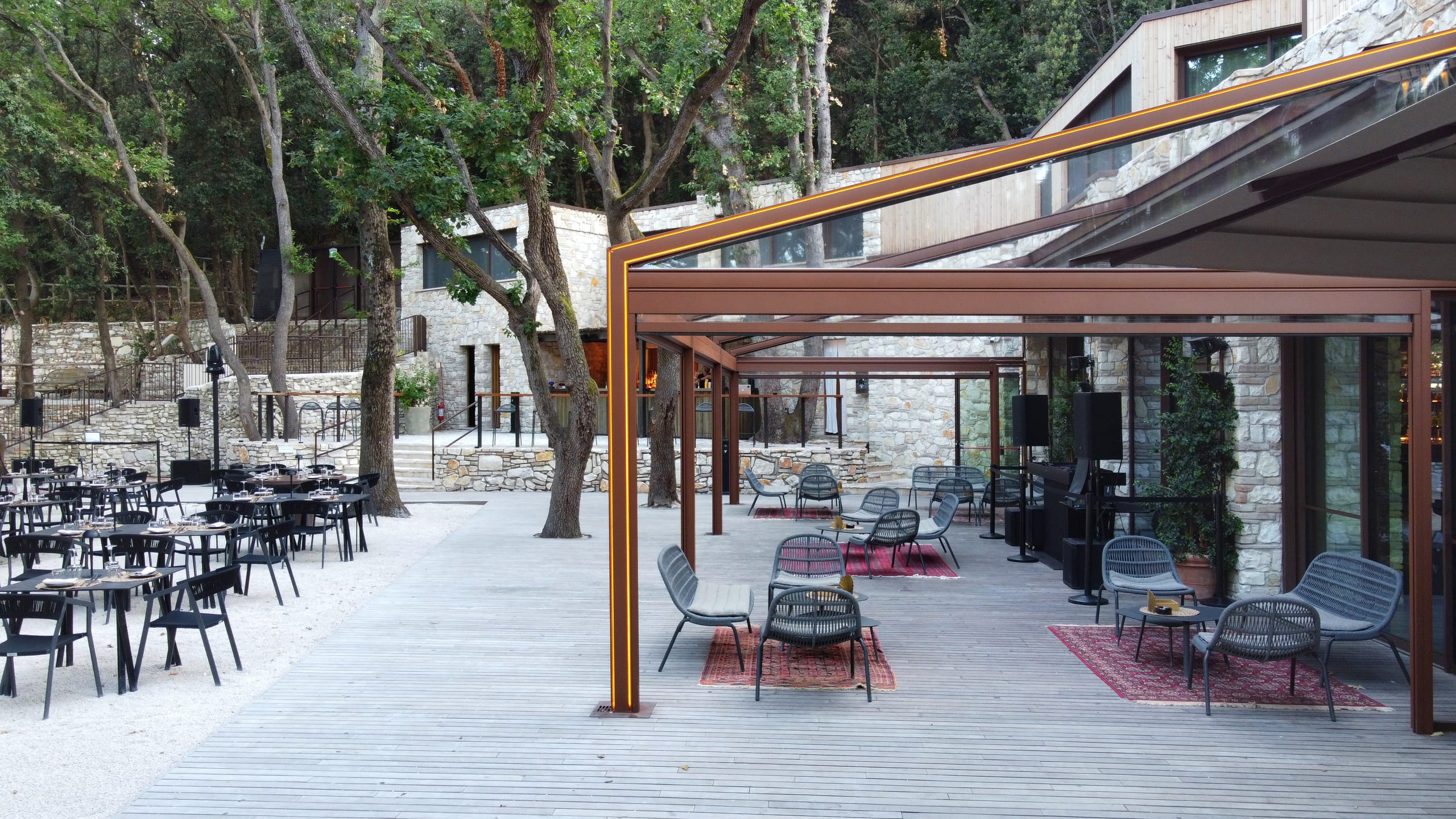 Die mit dem Gennius Vega System entworfenen Pergolen wurden an einer strategischen Stelle des Komplexes installiert und an einer Natursteinmauer verankert. Diese strukturelle Entscheidung, die auf lokale Materialien verweist, schafft laut KE ein ästhetisches Gleichgewicht, das die historische und landschaftliche Identität des Conero-Parks respektiert.