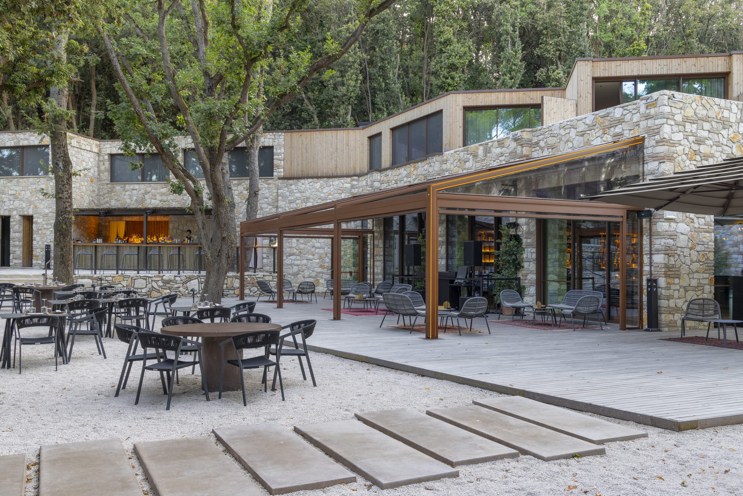 Das Casacon Hotel im Herzen des Naturparks Conero an der italienischen Adriaküste erhielt drei Pergolen von KE, die insgesamt 70 Quadratmeter Fläche überdachen und eine Gesamthöhe von 2,5 Meter haben. Die Pergolen mit dem Namen Gennius Vega fügen sich laut KE perfekt in das architektonische Gesamtbild ein.