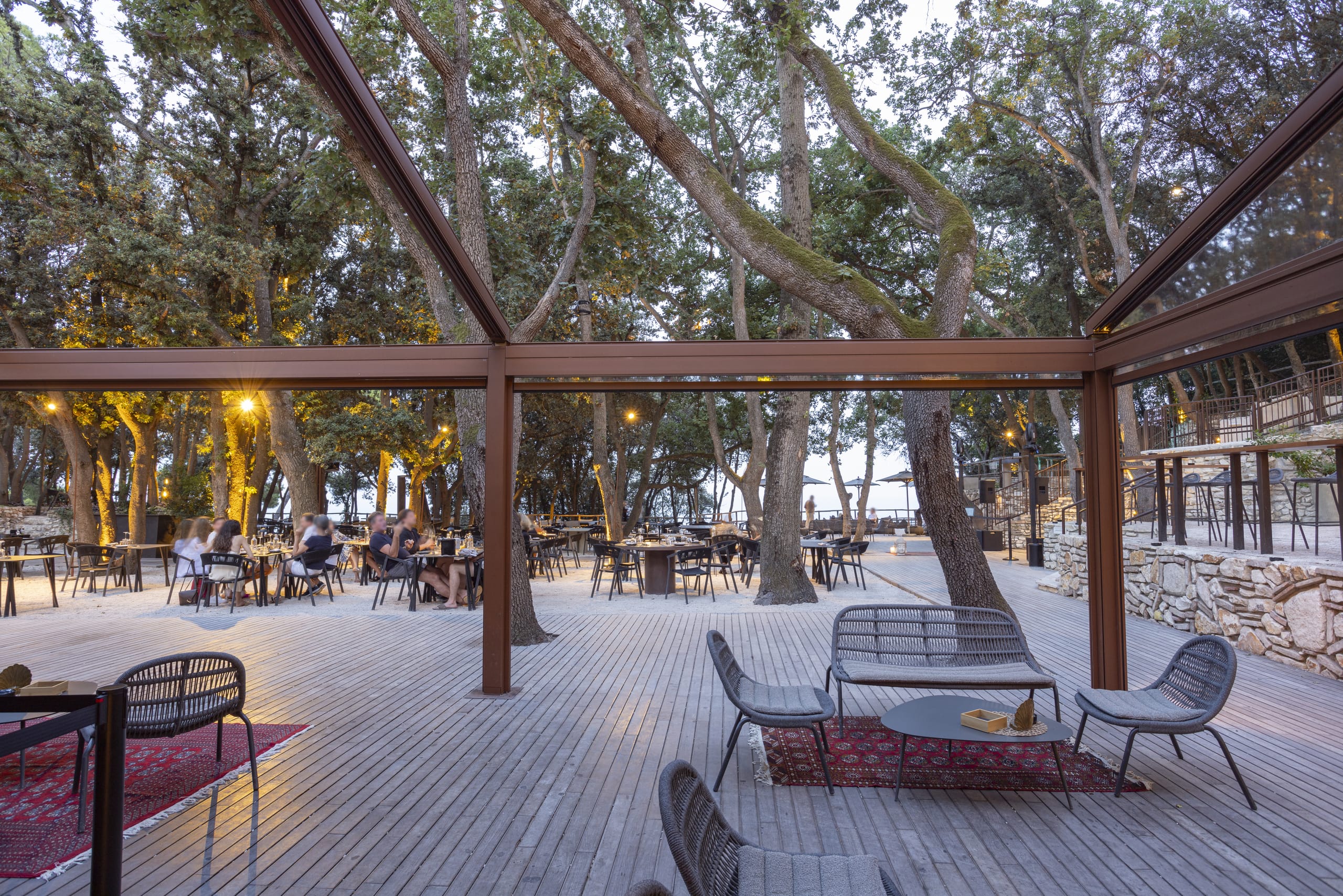 Mit den Vertika Cristal Rollos erhalten die Pergolen eine transparente PVC-Umhüllung, die die Nutzung auch bei Regen, Wind oder Kälte ermöglicht. So erhält das Hotel einen Raum, in dem Innen und Außen miteinander verschmelzen und der neue Perspektiven auf die Landschaft eröffnet.