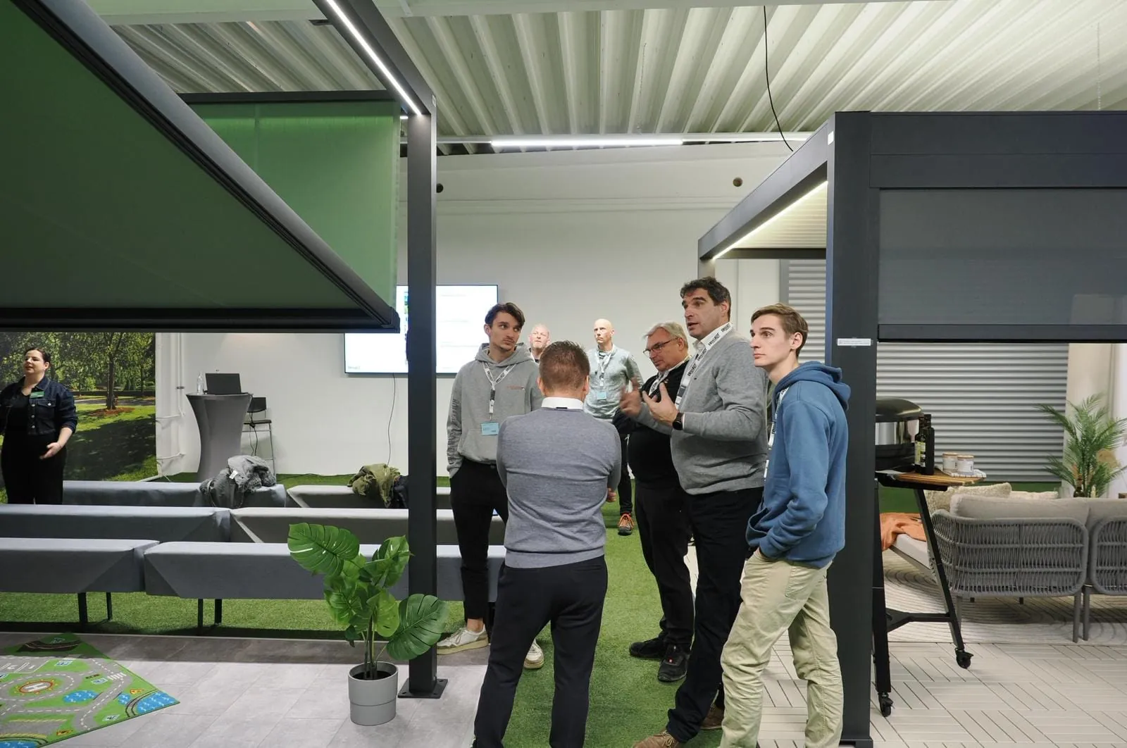 Links zu sehen: Das auffahrbare und absenkbare Stoffdach Qube Move mit LED-Lines im Rahmen.