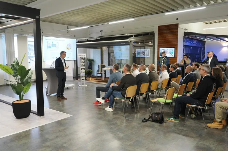 Zirka 55 Teilnehmer informieren sich vor Ort bei den Fachhändlertagen von Erhardt über dessen Produktneuheiten für 2026.