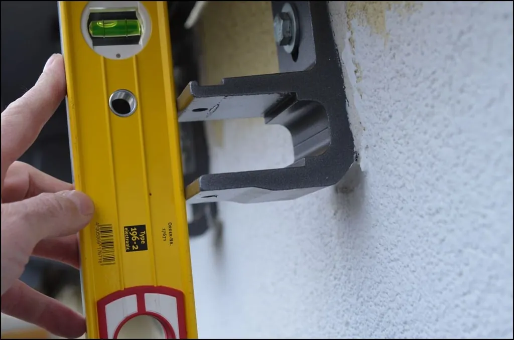 Dieser und weitere Markisenhalter waren nicht lotrecht befestigt, sondern kippten nach hinten weg.