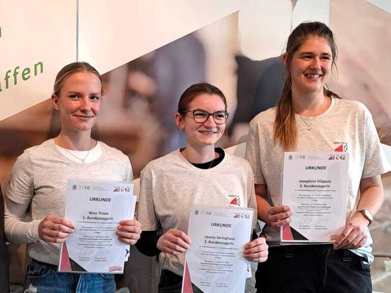 Die Siegerinnen der DMH im Raumausstatter-Handwerk (v.l.): 1. Bundessiegerin Nina Thiele, 2. Bundessiegerin Leonie Seringhaus und 3. Bundessiegerin Josephine D&uuml;ppuis.