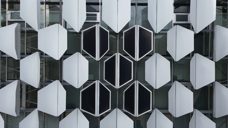 Das adaptive Fassadensystem Flectoline kombiniert dynamische Verschattung, Tageslichtsteuerung und Energiegewinnung durch Photovoltaik.