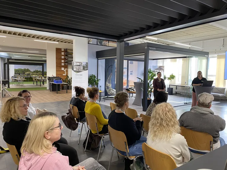 Zum Einstieg gaben die beiden Schulungsleiterinnen Claudia Kiesel und Corinna Gr&ouml;ner einen &Uuml;berblick &uuml;ber das Markisen-Portfolio von Erhardt.