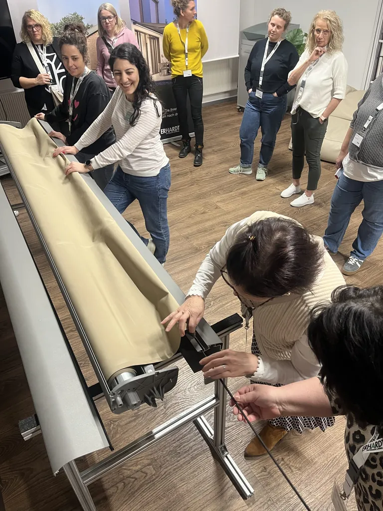 Unter anderem f&uuml;hrten die Teilnehmerinnen selbstst&auml;ndig einen Tuchwechsel an einer Gelenkarmmarkise durch.