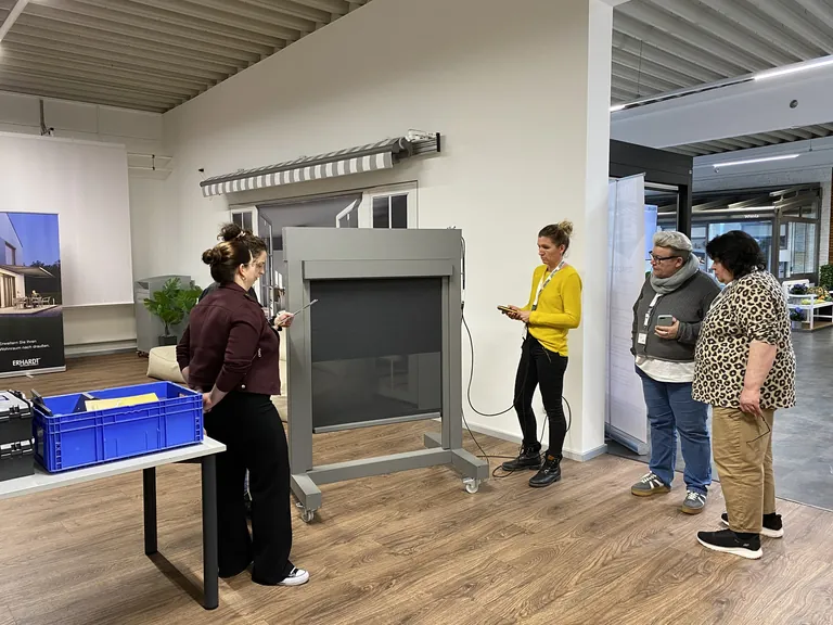 Auch das Programmieren von Handsendern und das Einstellen von Endlagen wurde von den Teilnehmerinnen direkt praktisch angewendet.