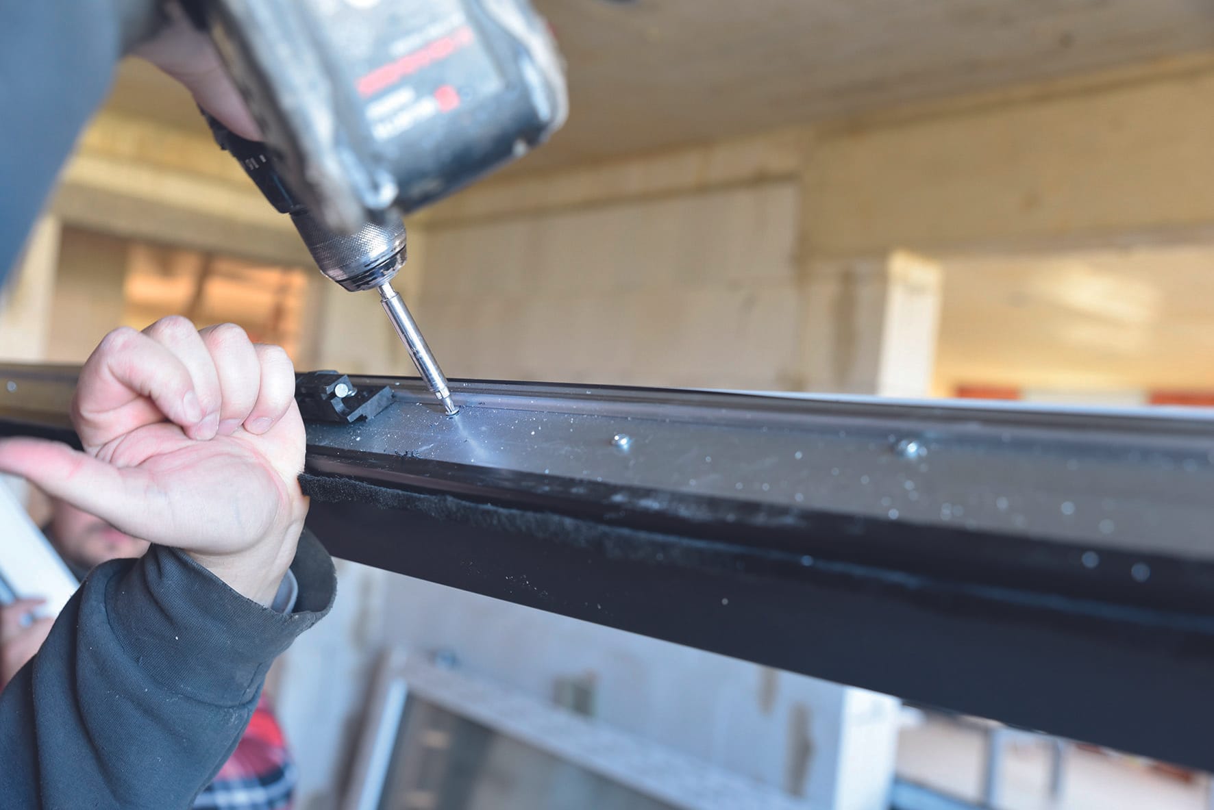 Das Verstärkungseisen ist werkseitig auf dem PVC-Adapterprofil fixiert. Die Verschraubung in den Blendrahmen führen Sie bauseits aus.