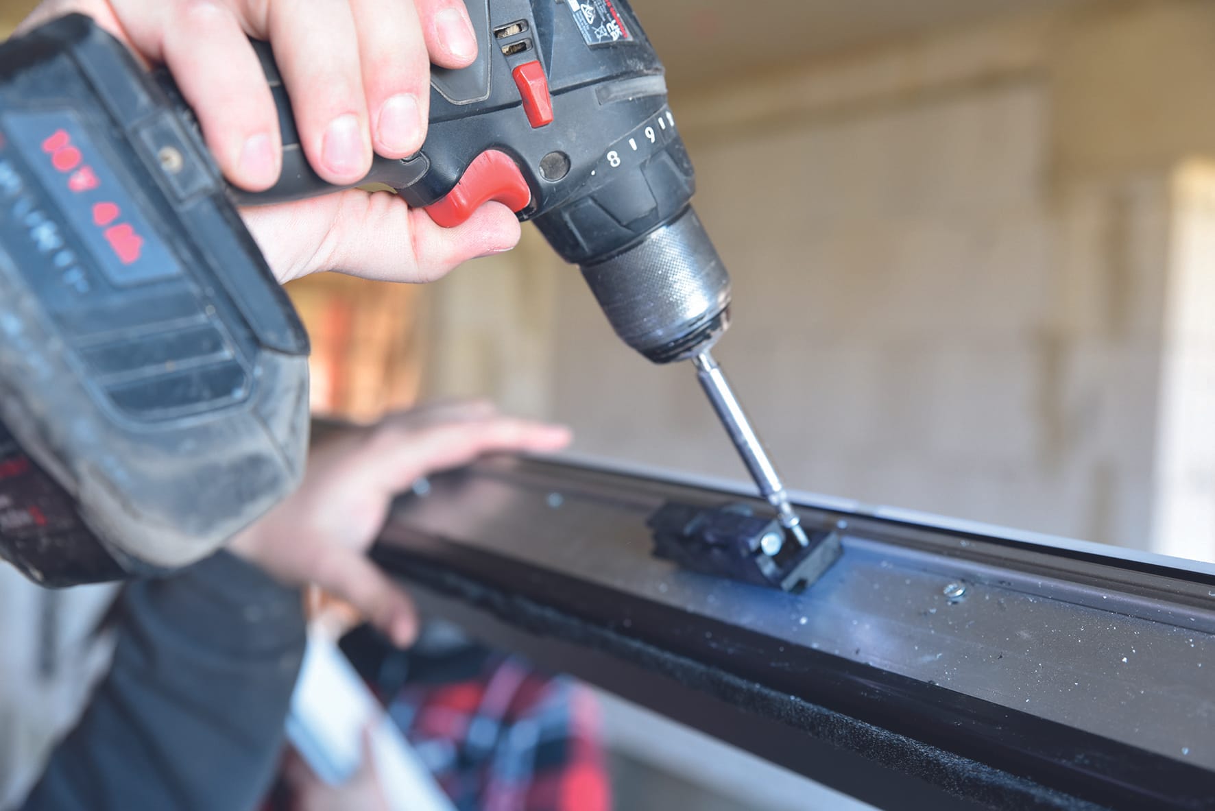 Die Montageplatte ist bereits auf dem Verstärkungseisen positioniert. Verschrauben Sie diese in den Blendrahmen.