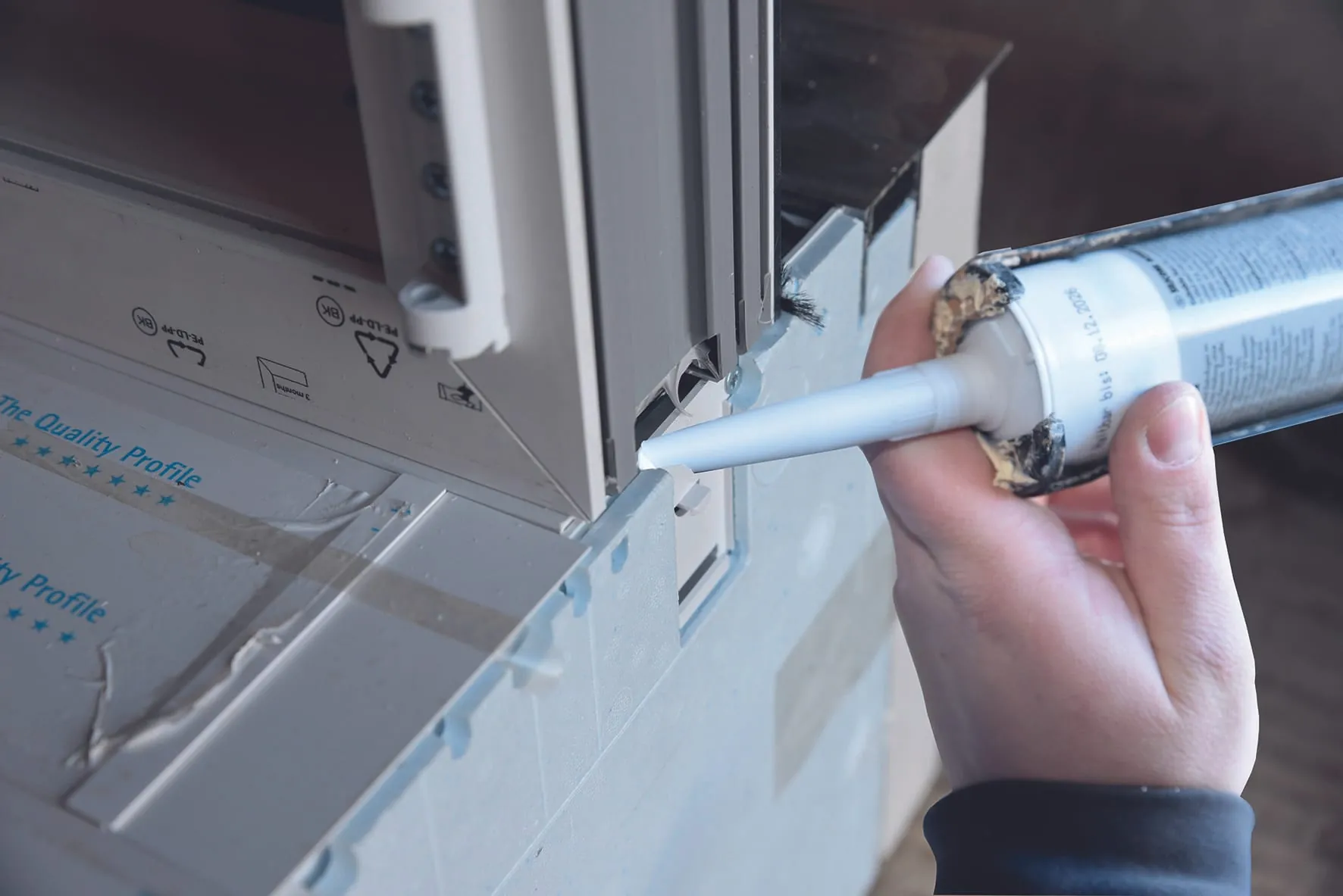 Eine Abdichtung zwischen Adapterprofil und Blendrahmen ist nicht erforderlich. Lediglich den Bereich rechts und links, in welchem das Adapter­profil um jeweils zirka 15 Millimeter vom Blendrahmen zurückspringt, müssen Sie mit geeigneten Mitteln abdichten.