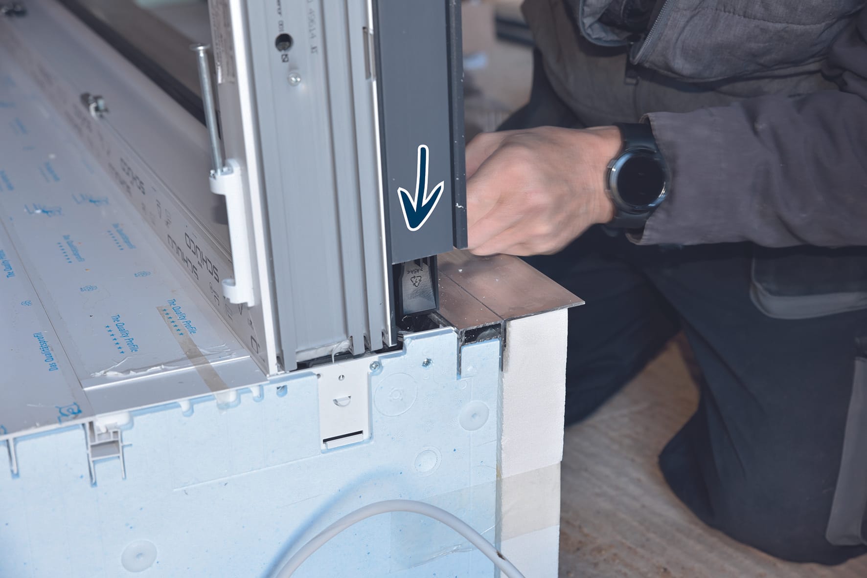 Positionieren Sie die Führungsschienen entsprechend der Rollladenkasten-Breite auf dem Blendrahmen. Bringen Sie die Rollladenführungsschiene so auf die Klemmnippel auf, dass sie sich später zirka 50 Millimeter zum Rollladenkasten verschiebt.