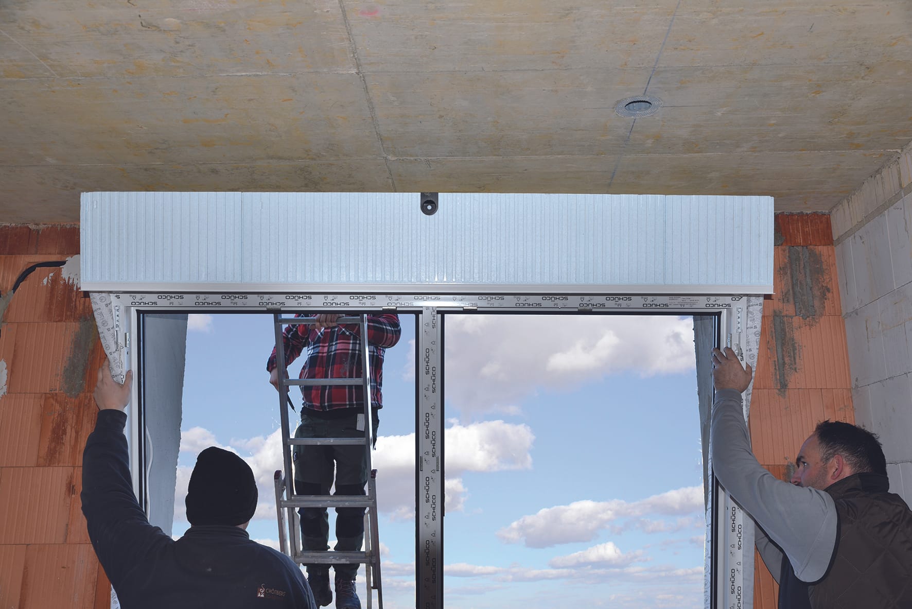Richten Sie das Element lot- und waagerecht aus und verbinden Sie den Fensterrahmen mit dem Mauerwerk.