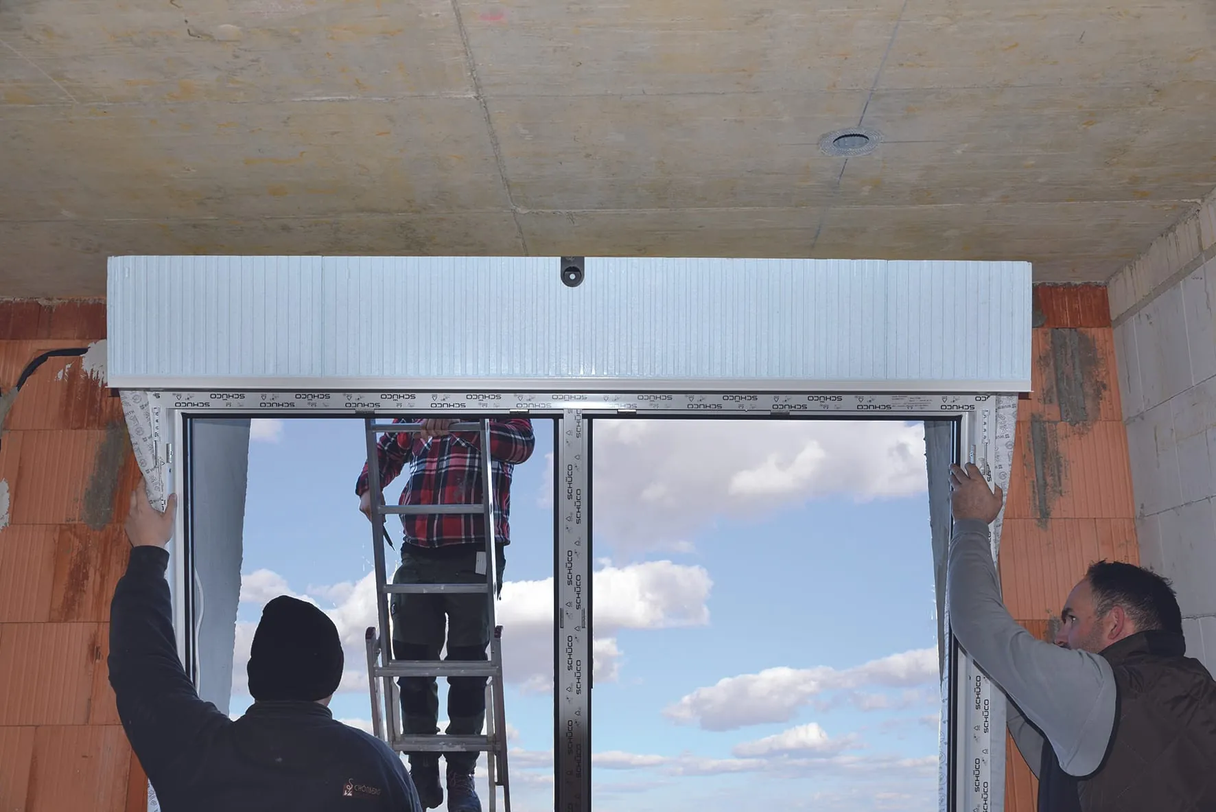 Richten Sie das Element lot- und waagerecht aus und verbinden Sie den Fensterrahmen mit dem Mauerwerk.