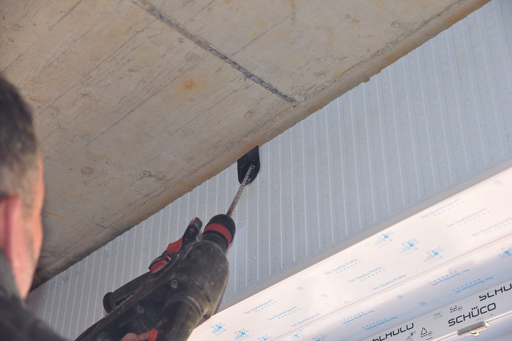 Verbinden Sie den Rollladenkasten mittels der vormontierten Sturzbefestigungen mit dem Baukörper. Die Sturzbefestigung ist im Kasten drehbar gelagert, so dass Sie bei einer Fehlbohrung die Bohrrichtung ändern können.