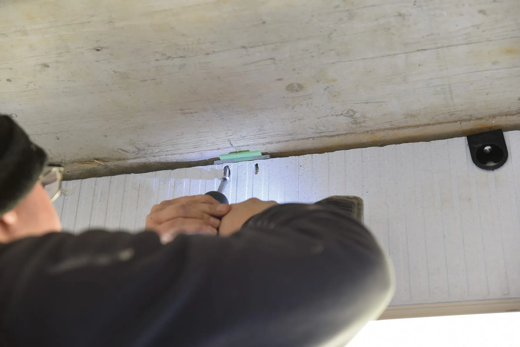 Im Bereich der Befestigung zum Sturz/zur Decke hin müssen Sie die Statikkonsole druckfest unterlegen und mit geeigneten Befestigungsmitteln verschrauben.