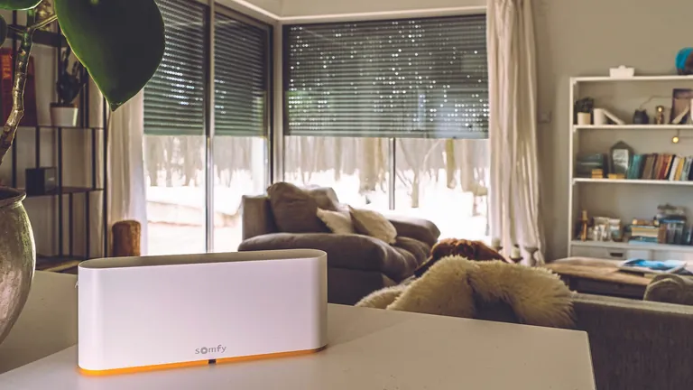 Bei Somfy steht der smarte Sonnenschutz im Fokus. Die Kombination mit der Tahoma Switch erm&ouml;glicht im Winter die Nutzung solarer Ertr&auml;ge und verhindert im Sommer die &Uuml;berhitzung von R&auml;umen.