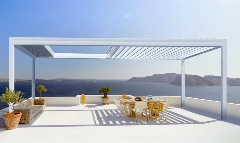 Die bioklimatische Pergola Open'r3 verfügt über eine doppelte Retraktion und ermöglicht eine zonenweise Steuerung der Lamellen.