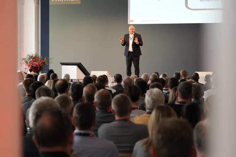 Geschäftsführer Tim Füldner begrüßt die Teilnehmer des Top-Partner-Events in der Kölner Flora.