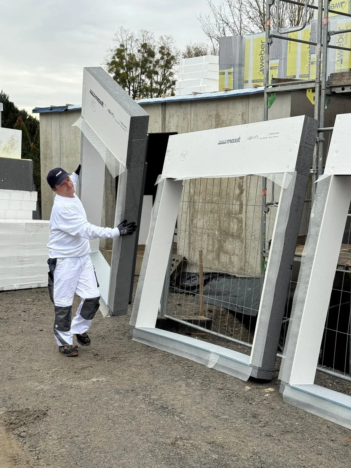 Sonnenschutz ab Werk: Vorkonfektionierte Zarge spart Zeit
