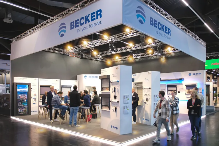 Blick auf den Becker-Messestand auf der FENSTERBAU FRONTALE 2024. 2026 d&uuml;rfen sich die Besucher auf einen gr&ouml;&szlig;eren und erlebnisreicheren Auftritt freuen.